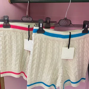 Shorts Vicolo maglia trecce con profili a contrasto di colore