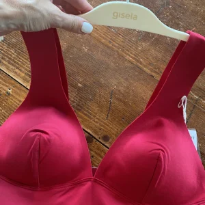 Top bikini Gisela senza ferretto  con imbottitura estraibile taglio laser