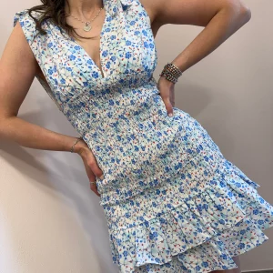 Abito floreale azzurro Glamorous